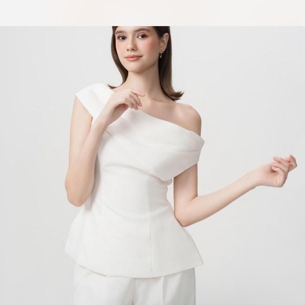 RECHIC Elegant White Off-Shoulder Top